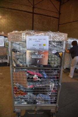 un chariot métallique contenant de nombreux articles dans un entrepôt