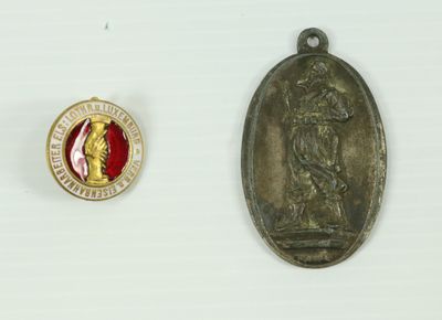 une petite médaille et une autre petite médaille sur un fond blanc