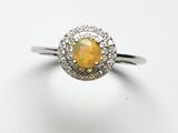 une bague en oplite et diamant sur fond blanc