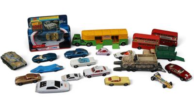 de nombreuses petites voitures et camions empilés les uns sur les autres