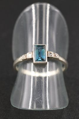 Gros plan sur une bague contenant une pierre bleue
