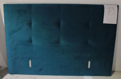 une photo d'un lit avec une tête de lit bleue dans une chambre
