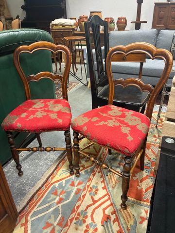 Paire de chaises de chambre garni de tissu rouge