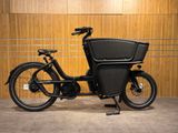 un vélo noir avec un panier à l'arrière