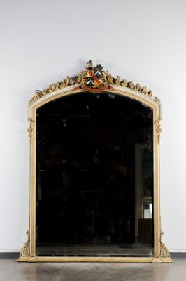 un miroir posé sur le sol d'une pièce