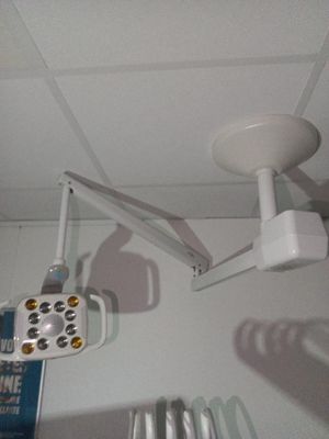 une photo d'une chambre d'hôpital avec une lampe au plafond