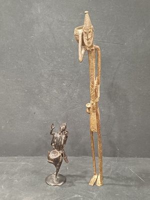 Deux statues en métal (bronze?) dont l'une à patin…