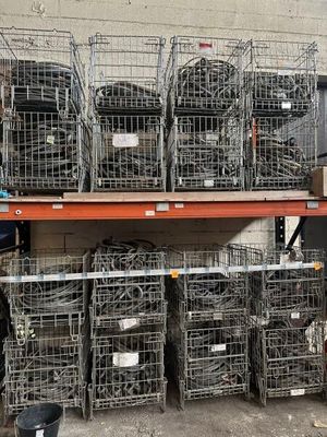 de nombreuses cages sur les rayons d'un magasin qui en propose beaucoup