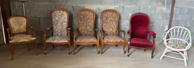 plusieurs chaises sont alignées devant un mur de briques