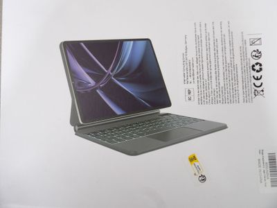 emballage d'un ordinateur portable doté d'un clavier noir et d'un autocollant jaune