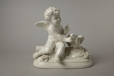 CAPODIMONTE. Sujet en porcelaine blanche représentant un amo…