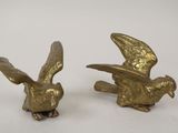 paire de figurines en laiton représentant un oiseau en vol et un oiseau coiffé d'un chapeau