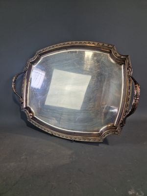 un plateau ancien en argent surmonté d'un miroir
