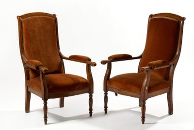 Paire de fauteuils voltaire en bois mouluré, le dossier légè…