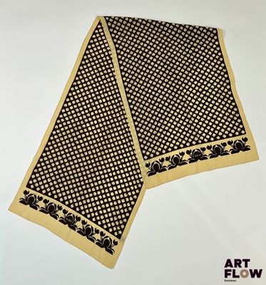 un chemin de table noir et doré orné d'un motif
