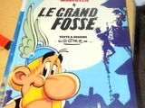 un livre posé sur une table