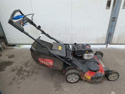 une image d'une tondeuse à gazon garée dans un garage