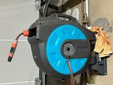 un tuyau bleu fixé sur le côté d'une porte de garage