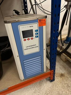une machine qui se trouve sur une étagère dans une pièce