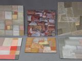 quatre œuvres d'art posées sur une table