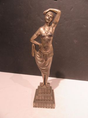 une statue représentant une femme debout sur une table