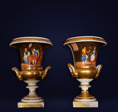 paire de vases ornés de scènes peintes sur fond bleu foncé