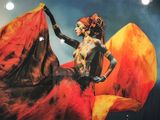 tableau représentant une femme vêtue d'une robe rouge et orange, tenant un éventail