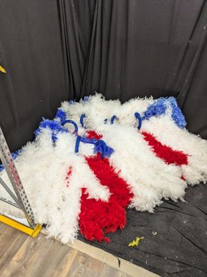 le drapeau américain est étendu sur le sol, à côté d'une échelle