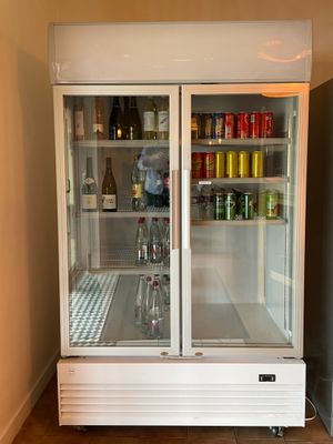 un réfrigérateur à deux portes ouvertes dans une pièce