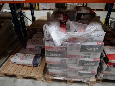 une grande pile de boîtes sur une palette dans un entrepôt
