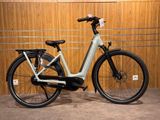 une photo d'un vélo garé dans un garage
