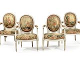 trois chaises dont le dossier est orné d'une tapisserie et une dont le dossier est orné d'un tableau
