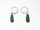 une paire de boucles d'oreilles en jade vert et argent sur fond blanc