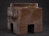 un petit objet marron posé sur une table