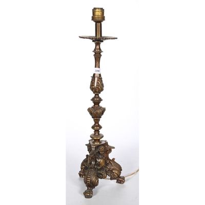 une lampe de table en laiton plaqué, surmontée d'un abat-jour en verre