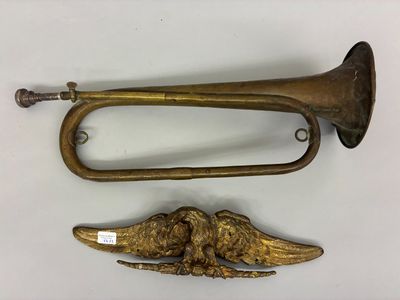 deux trompettes en laiton et une tête d'oiseau sur un fond blanc