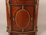 une armoire ancienne en bois ornée d'un motif circulaire sur la façade