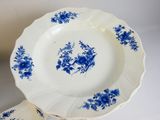 deux assiettes ornées de fleurs bleues, posées sur une table