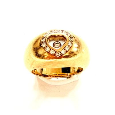 bague en or jaune ornée d'un cœur et d'un diamant au centre