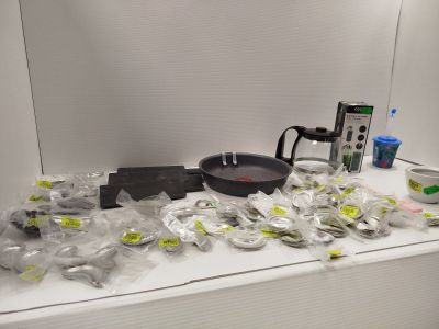 plusieurs sacs de provisions posés sur un plan de travail, à côté d'une cafetière