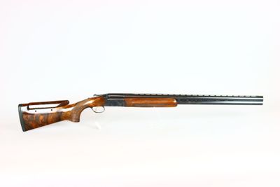 un fusil sur fond blanc avec un fond blanc