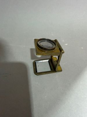 une petite horloge posée sur une table blanche