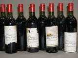 six bouteilles de vin sont alignées sur une table