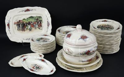 un grand nombre d'assiettes et de bols posés sur une table