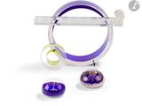 une photo d'un objet violet et blanc ainsi que d'autres objets