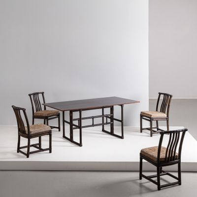 trois chaises et une table dans une pièce aux murs blancs
