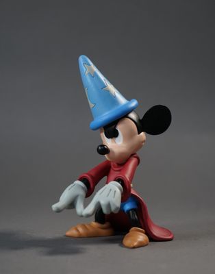 figurine de Mickey Mouse avec un chapeau bleu et un manteau rouge