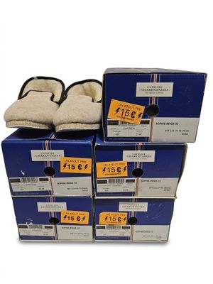 Plusieurs boîtes de chaussons sont empilées les unes sur les autres