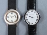 deux montres assises l'une à côté de l'autre sur une table