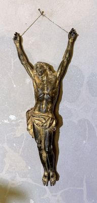 une statue en or représentant une personne suspendue à une corde